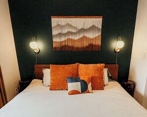 3 bedrooms, desk, WiFi, bed sheets