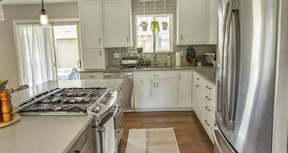 Modern 3BR Getaway: Backyard Oasis, Chef Kitchen, Offices & 15 min to Red Rocks