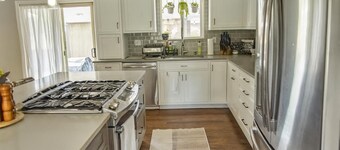 Red Rocks Getaway House: 3 Bedroom + Backyard Oasis + Chef Kitchen
