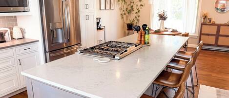 Microondas, horno, parrilla de estufa y lavavajillas