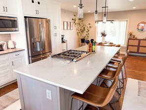 Four à micro-ondes, un four, surface de cuisson, lave-vaisselle