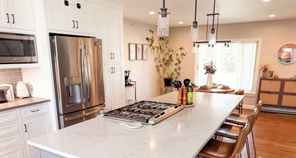 Modern 3BR: Fire Pit + Chef Kitchen + Skiing < 90 min + Near Red Rocks