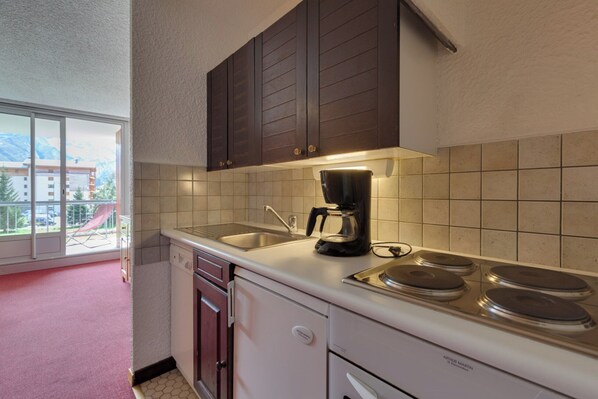 Fridge, microwave, dishwasher, coffee/tea maker