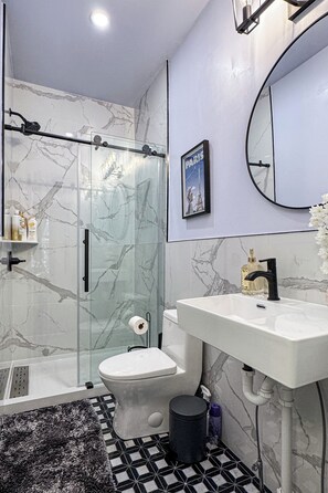 Haartrockner, Handtücher, Seife, Toilettenpapier