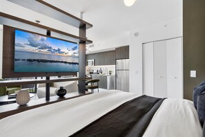 1 dormitorio, tabla de planchar con plancha, wifi y ropa de cama