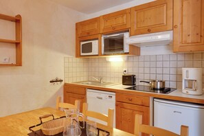 Fridge, microwave, dishwasher, coffee/tea maker