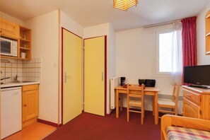 Fridge, microwave, dishwasher, coffee/tea maker