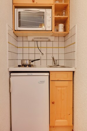 Fridge, microwave, dishwasher, coffee/tea maker