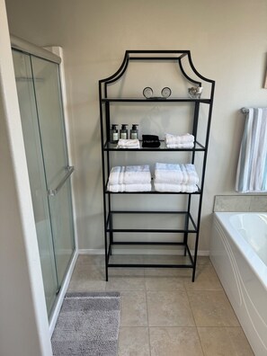 Dusch, hårtork, handdukar och tvål