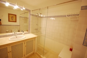 Dusche, Bidet, Handtücher, Toilettenpapier