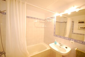 Shower, bidet, towels, toilet paper