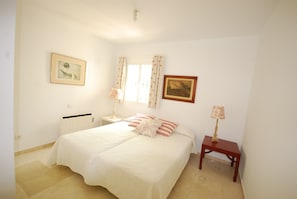2 habitaciones, tabla de planchar con plancha y ropa de cama 