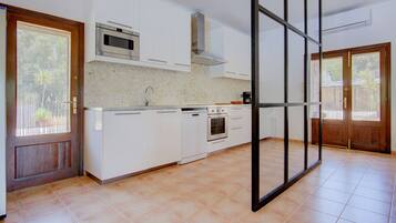 Een koelkast, een microgolfoven, een vaatwasser