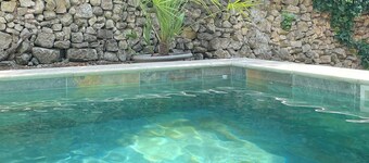 In Nîmes in the heart of nature with swimming pool