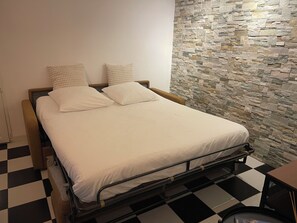 1 chambre, fer et planche à repasser, Wi-Fi gratuit, draps fournis