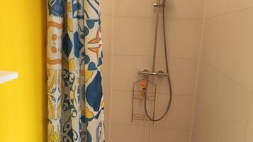 Douche, sèche-cheveux, savon, papier toilette