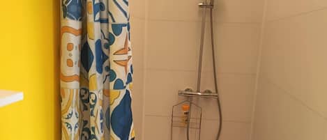 Een douche, een haardroger, zeep, toiletpapier