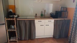 A compact kitchen with a sink, a coffee maker, and a microwave. - Gîte rental in the Gers countryside with animals (Marambat)