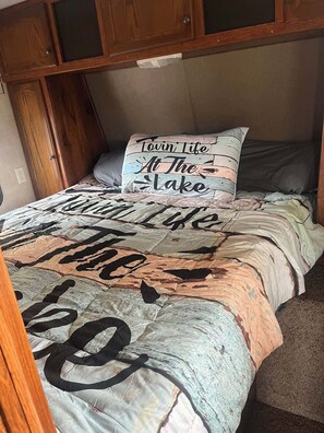 Room - Private Waterfront Camper with Dock and Boat Ramp on Weiss Lake (Cedar Bluff)