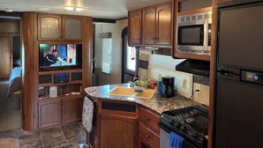 Coffee/tea maker, fridge, microwave, oven - Private Waterfront Camper with Dock and Boat Ramp on Weiss Lake (Cedar Bluff)