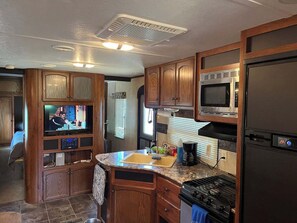 Private kitchen - Private Waterfront Camper with Dock and Boat Ramp on Weiss Lake (Cedar Bluff)