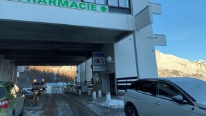 Un edificio con un cartel que dice 'PHARMACIE' y un cartel de cine debajo.