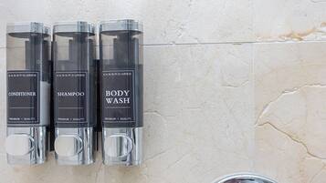 Regadera, secadora de cabello, bidet, toallas