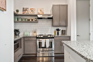 Micro-ondes, four, plaque de cuisson, lave-vaisselle
