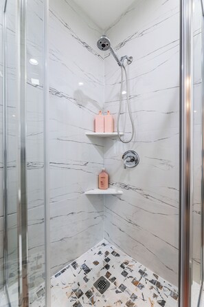 Douche, sèche-cheveux, serviettes fournies, savon