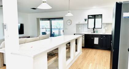 YELLOW HOUSE: Modern Luxe Charm- Heated Pool & Spa