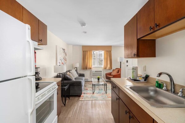 Kühlschrank, Mikrowelle, Herdplatte, Wasserkocher mit Kaffee-/Teezubehör