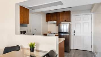 Refrigerador, microondas, parrilla de estufa y cafetera y tetera