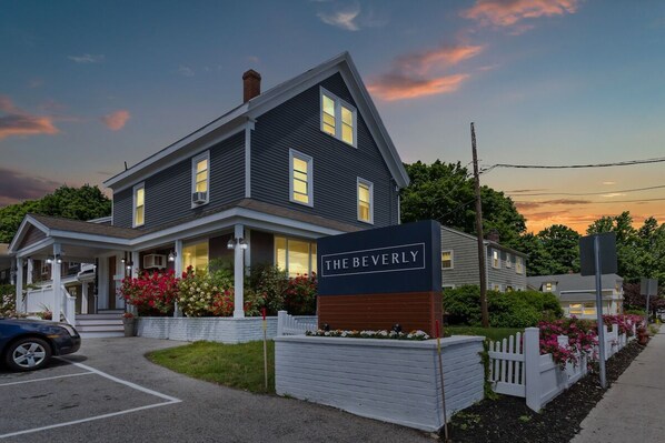 Exterior - Family-friendly Unit with Free Guest Parking and a Fully Equipped Kitchen (Beverly)