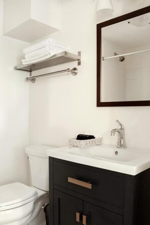 Sèche-cheveux, serviettes fournies