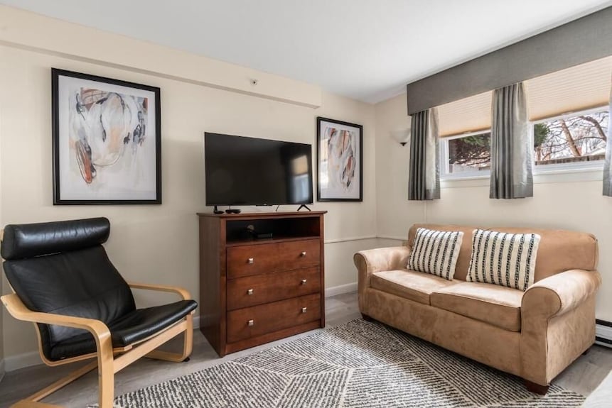 Convenient Stay Near Peabody Essex Museum| Full Kitchen + Free On-site Parking - Beverly, MA