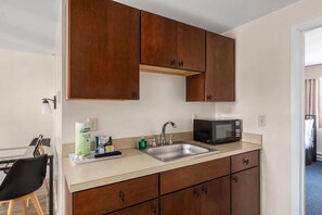 Kühlschrank, Mikrowelle, Herdplatte, Wasserkocher mit Kaffee-/Teezubehör