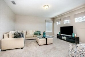 House (5 Bedrooms) | Interior