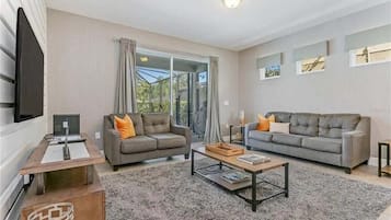 House (5 Bedrooms) | Interior