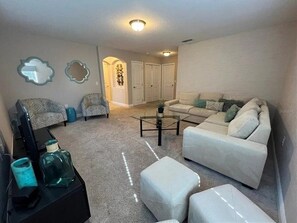 House (5 Bedrooms) | Interior