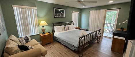 3 habitaciones, tabla de planchar con plancha y ropa de cama