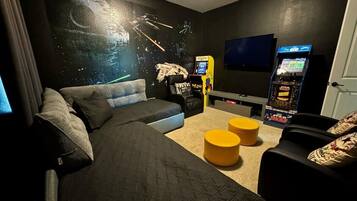House (6 Bedrooms) | Interior