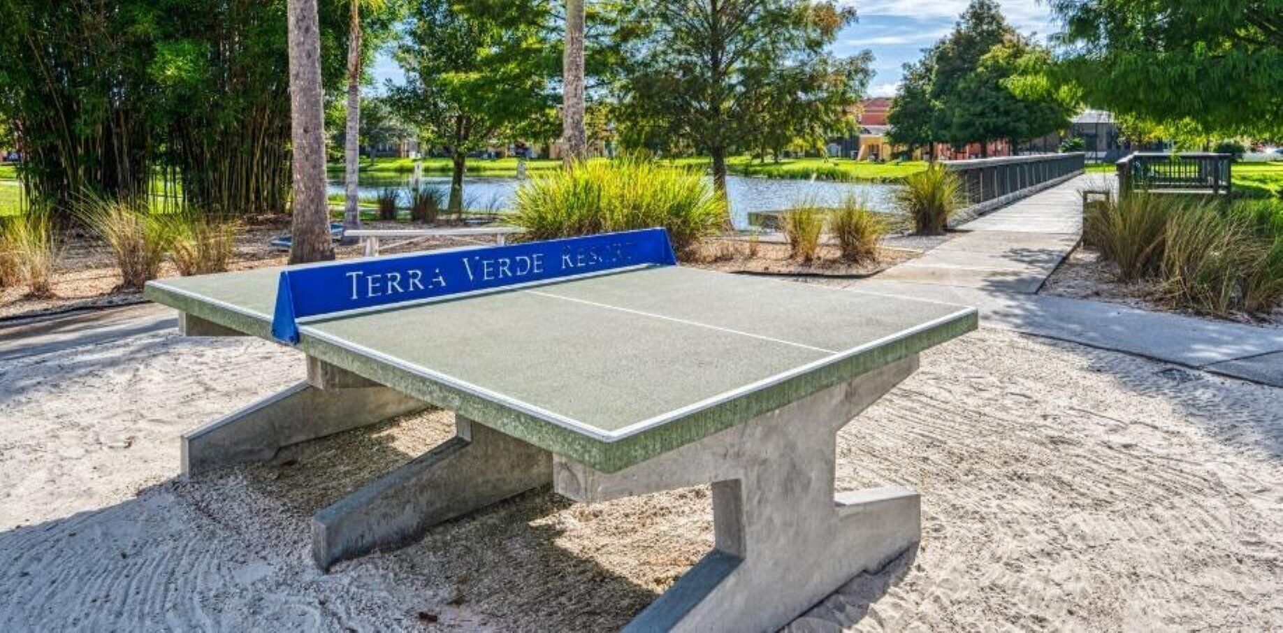 Ein Pingpongtisch mit einem Schild, auf dem 'TERRA VERDE RECREATION' steht.