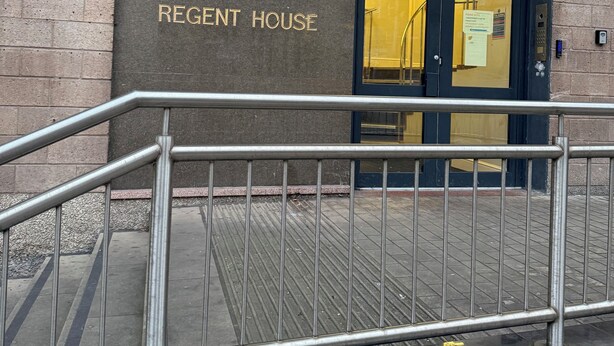 Fachada de un edificio con un cartel que dice "Regent House" y una barandilla metálica al frente.
