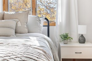 5 bedrooms, iron/ironing board, WiFi, bed sheets