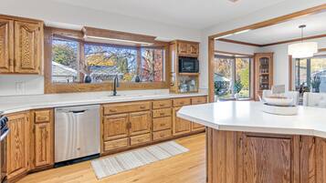 Micro-ondes, four, plaque de cuisson, lave-vaisselle