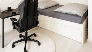 A bedroom with a bed, a desk, and a chair. - Charming apartment with terrace and parking space near the Rhine and Bonn city center (Bonn)