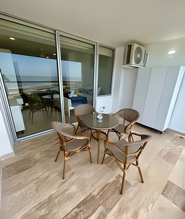 Apartment | Outdoor dining