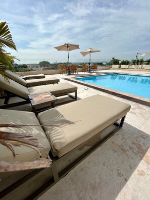Una piscina al aire libre