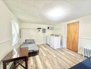 4 habitaciones, tabla de planchar con plancha, wifi y ropa de cama 
