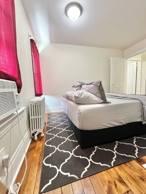 4 bedrooms, iron/ironing board, WiFi, bed sheets - 4 Bedroom Charming Home with Fenced Yard (Danville)